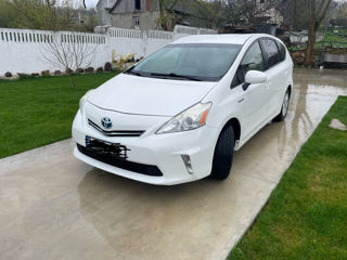 Toyota Prius v foto 3