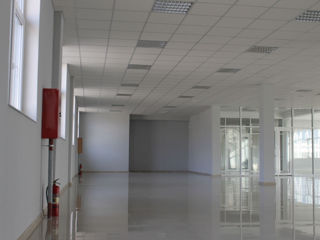 Arenda ! Spatiu pentru Magazin- salon 360m2.Incapere pentru oficiu,producere,salon si altele  160m2. foto 1