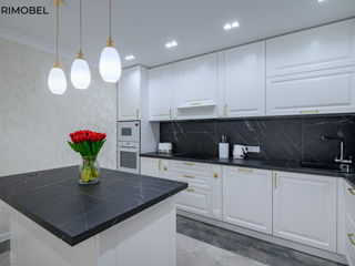 Bucătărie neoclasică alb, cu o insulă luminoasă. foto 12