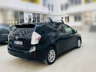 Toyota Prius v foto 2