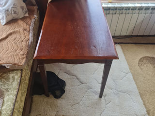 Небольшой деревянный столик