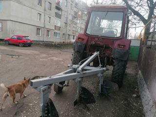 Трактор с плугом foto 3