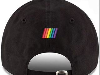 Men's New Era Black Nascar Wordmark Pride 9Twenty Adjustable Hat foto 3