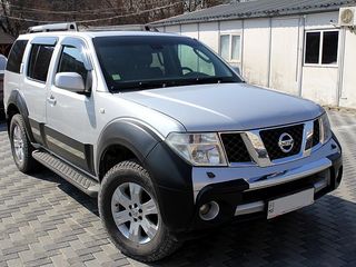 Nissan Pathfinder foto 1