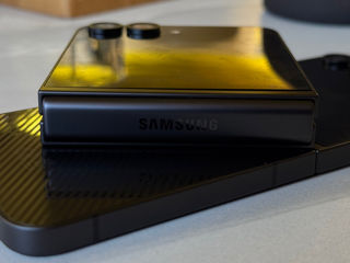 Samsung Galaxy Z Flip 6 Carbon - Design Revolutionar, Performantă Uimitoare! foto 6