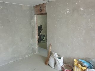 Зачистка краски с бетонных стен.