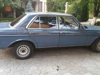 Mercedes Series (W123) foto 1