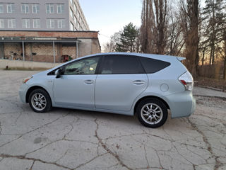 Toyota Prius v foto 3