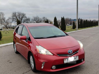 Toyota Prius v foto 2