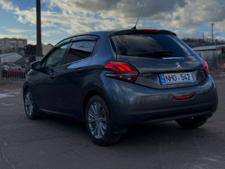 Peugeot 208 foto 4