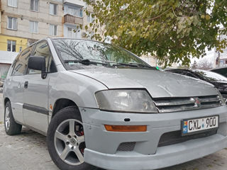 Mitsubishi Space Runner foto 2