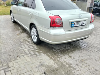 Toyota Avensis foto 2