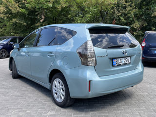 Toyota Prius v foto 9