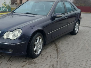 Mercedes C-Class foto 2