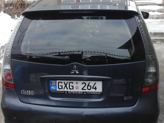 Mitsubishi Grandis foto 2