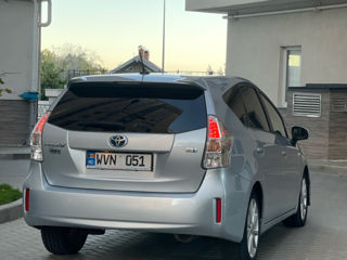 Toyota Prius v foto 3