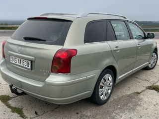 Toyota Avensis foto 2