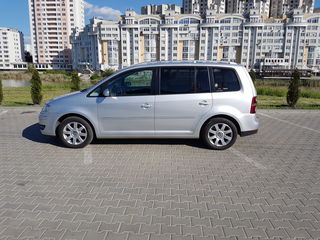 Volkswagen Touran foto 2