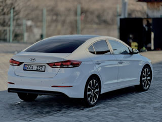 Hyundai Elantra foto 2