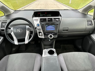 Toyota Prius v foto 7