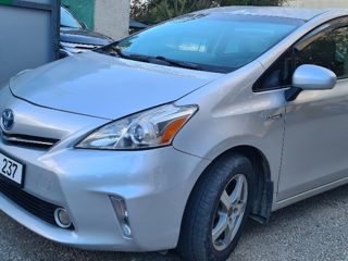 Toyota Prius v foto 4