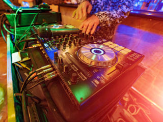 DJ specializat in programe retro, clasice si personalizate pentru sărbătoarea dumneavoastră.