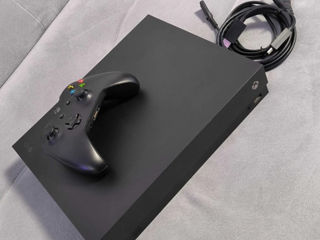 Vând Xbox One X(Limited Edition)