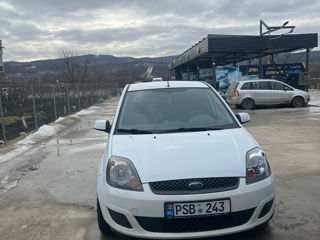 Ford Fiesta foto 1