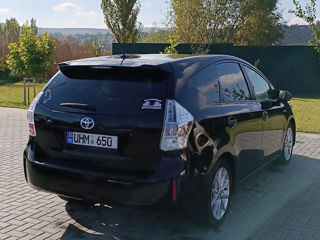 Toyota Prius v foto 7