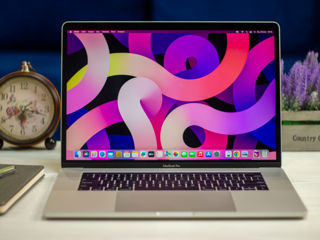 MacBook Pro 15 2019 (Core i7/16Gb Ram/256Gb NVMe/15.4" Retina/77 Cycles)