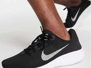 Nike Flex Experience Run 11 in Black/White foto 7