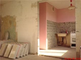 Подготовка к ремонту очистка стен потолков, демонтаж полов, демонтаж дверей окон, резка стен бетона.
