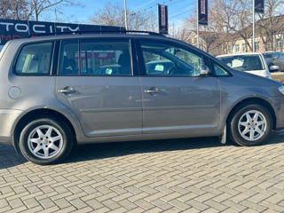 Volkswagen Touran foto 3