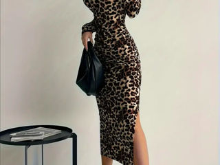 Rochie pe corp,leopard,nouă. foto 2