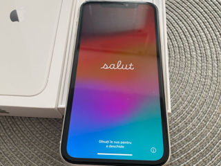 IPhone 11  și cablu USB-C- Lightning