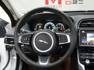 Jaguar XE foto 8