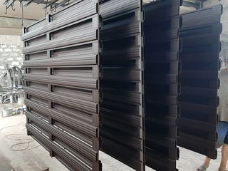 Gard din metal, stchet metalic, montarea gardurilor, temelie pentru gard, fundamente