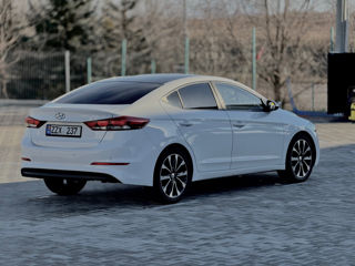 Hyundai Elantra foto 2