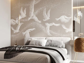Барельеф белые птицы на стене.