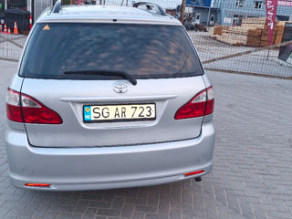 Toyota Avensis Verso фото 9