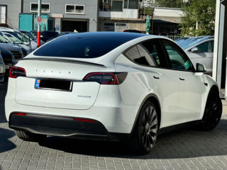 Tesla Model Y foto 3