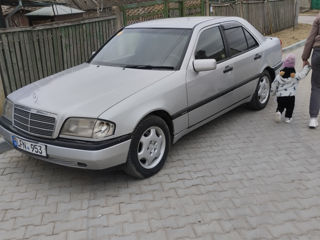 Mercedes C-Class foto 1