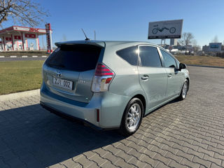 Toyota Prius v foto 6