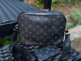 Vând borsetă Louis Vuitton foto 4