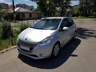 Peugeot 208 foto 1