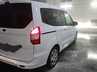 Ford Tourneo Courier foto 2