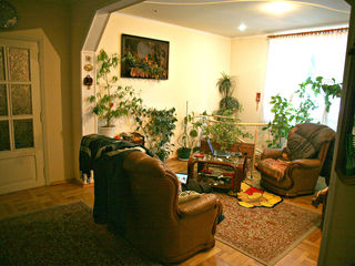 Продается  дом в  центре Ставчен возможны варианты обмена торг уместен. foto 2