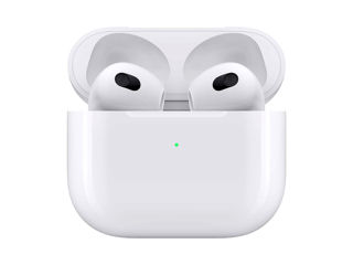 Apple AirPods 3 / Lightning Charging Case