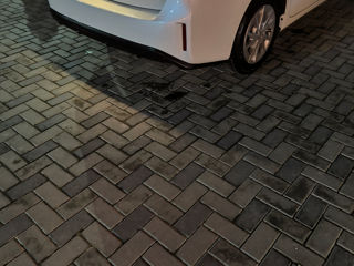 Toyota Prius v foto 7