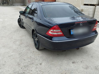 Mercedes C-Class foto 2